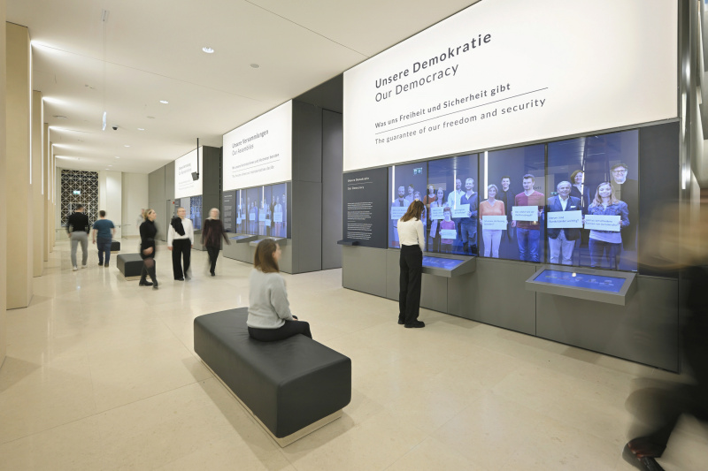 Besucher:innen besichtigen die Exponate