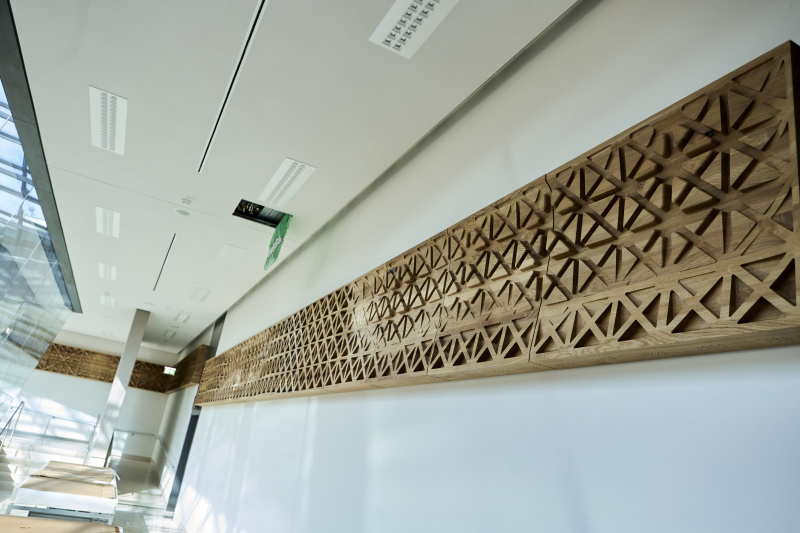 Kunstinstallation von Peter Sandbichler - Holzfries 'Resonanzkörper' im Plenarium