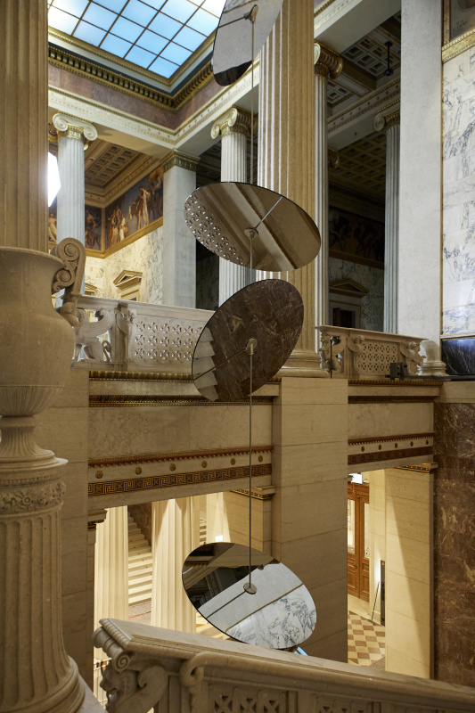 Kunstinstallation von Eva Schlegel – 'extension of public space', Spiegelskulpturen im Oberen und Unteren Vestibül