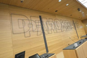 Kunstinstallation von Heimo Zobernig – 'Demokratie Parlament', Schriftzug aus Stahl im Lokal 1 unter dem Nationalratssaal