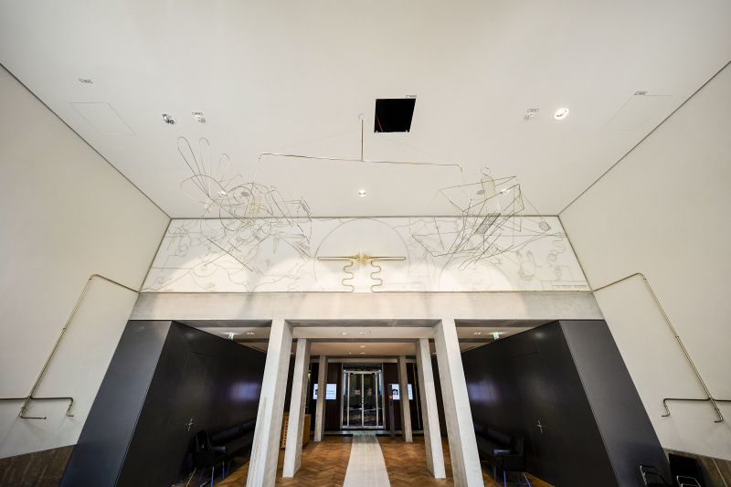 Kunstinstalation von Constantin Luser – 'Demokratietrompete – Fries mit Horn und Waage', Messingfries und –Skulpturen in der Plenarlounge