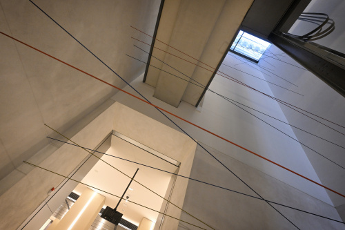 Kunstinstallation von Martina Steckholzer – 'Figuren', Stahlseile im Stiegenhaus 3