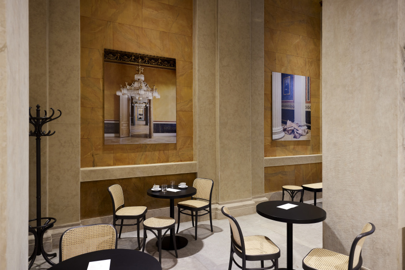 Kunstwerke von Lea Sonderegger – 'Parlament', Fotografien im Café Agora