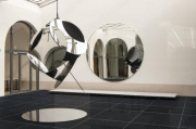 Kunstinstallation von Eva Schlegel – 'extension of public space', Spiegelskulpturen im Restauran