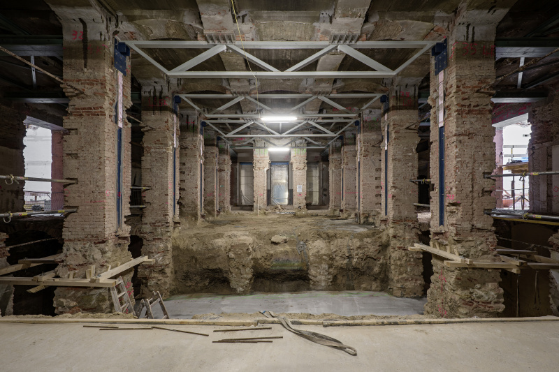 Abrissarbeiten unter der Säulenhalle - zukünftiges Besucherzentrum Agora