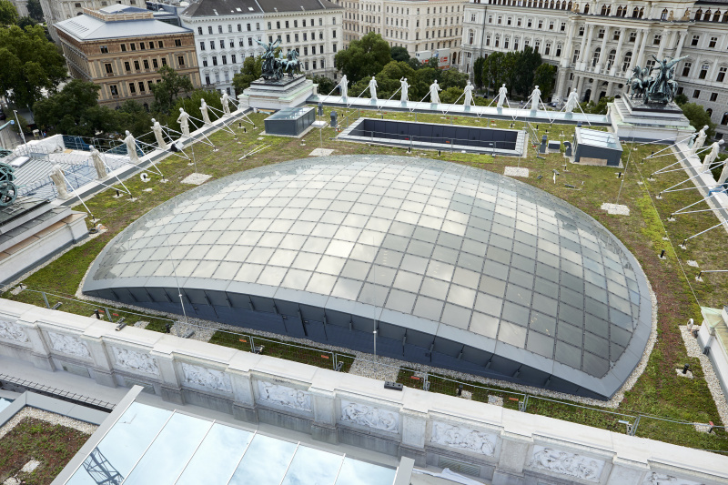 Blick vom Kran auf die neu errichtete Glaskuppel über dem NR-Saal mit Dachbegrünung