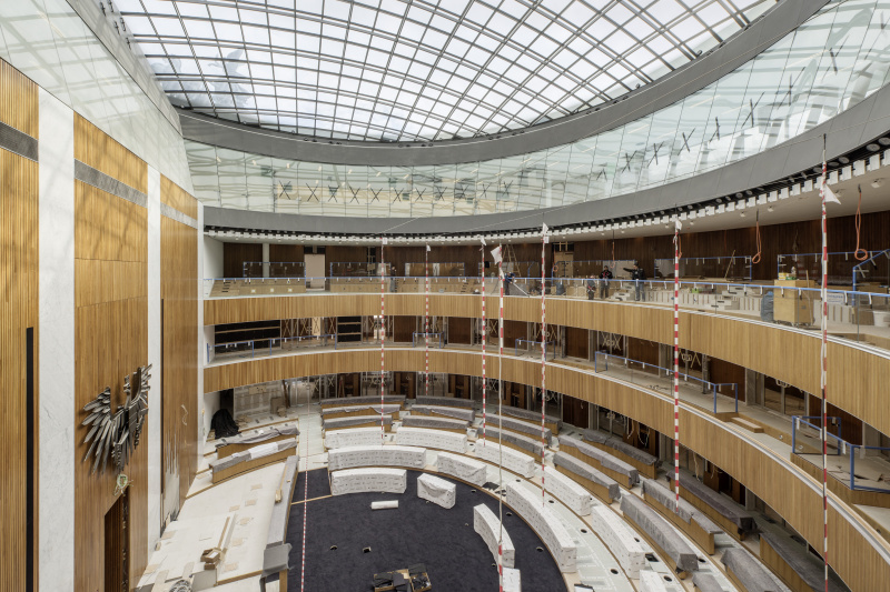 Blick in den Nationalratssaal mit den bereits installierten Sitzreihen für die Abgeordneten