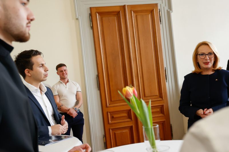 Zweite Nationalratspräsidentin Doris Bures (SPÖ) im Gespräch mit Lehrlingen
