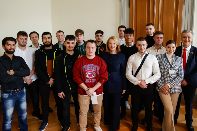 Zweite Nationalratspräsidentin Doris Bures (SPÖ) im Gespräch mit Lehrlingen