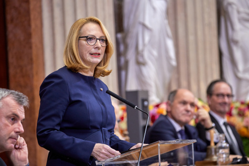 Am Rednerpult: Zweite Nationalratspräsidentin Doris Bures (SPÖ)