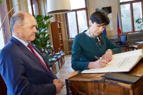 Gästebucheintrag, von links: Nationalratspräsident Wolfgang Sobotka (ÖVP), Präsidentin des Abgeordnetenhauses der Tschechischen Republik Markéta Pekarová Adamová
