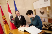 Gästebucheintrag. Von links: Bundesratspräsident Günter Kovacs (SPÖ) Präsidentin des Abgeordnetenhauses der Tschechischen Republik Markéta Pekarová Adamová