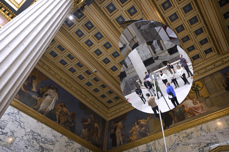 Blick auf eine Führung im oberen Vestibül