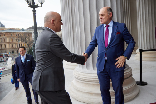 Einholung. Von rechts: Nationalratspräsident Wolfgang Sobotka (ÖVP), Bundespräsident der Schweizerischen Eidgenossenschaft Alain Berset