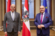 Fahnenfoto. Von rechts: Nationalratspräsident Wolfgang Sobotka (ÖVP), Bundespräsident der Schweizerischen Eidgenossenschaft Alain Berset