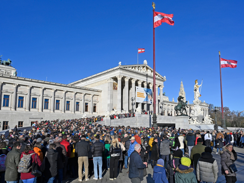 Großer Andrang vor dem Parlamentsgebäude