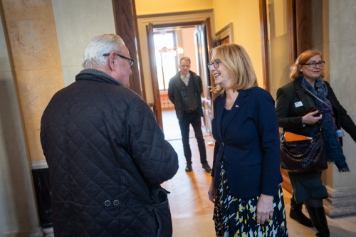 Zweite Nationalratspräsidentin Doris Bures (SPÖ) mit Besucher:innen