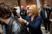 Zweite Nationalratspräsidentin Doris Bures (SPÖ) mit Besucher:innen
