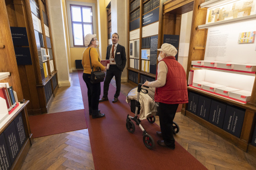 Besucher:innen in der Ausstellung der Parlamentsbibliothek