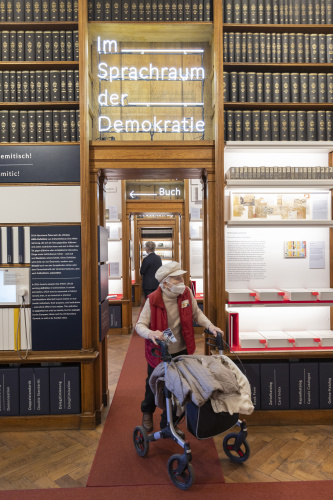 Besucher:innen in der Ausstellung der Parlamentsbibliothek