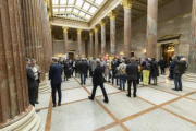 Besucher:innen in der Säulenhalle