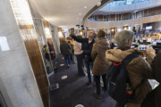 Besucher:innen im neuen Nationalratssaal