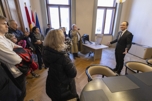 Bundesratspräsident Günter Kovacs (SPÖ) mit Besucher:innen in seinem Büro