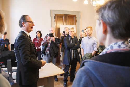 Bundesratspräsident Günter Koavacs (SPÖ) mit Besucher:innen