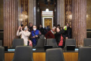 Besucher:innen im neuen Bundesratssaal