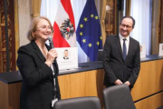 Bundesratspräsident Günter Koavacs (SPÖ) mit Vermittlerin im neuen Bundesratssaal