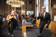 Bundesratspräsident Günter Koavacs (SPÖ) begrüßt Besucher:innen im neuen Bundesratssaal