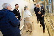 Nationalratspräsident Wolfgang Sobotka (ÖVP) mit Besucher:innen