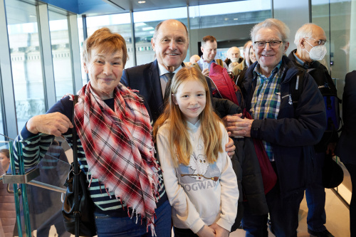 Nationalratspräsident Wolfgang Sobotka (ÖVP) mit Besucher:innen