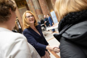Zweite Nationalratspräsidentin Doris Bures (SPÖ) begrüßt Besucher:innen