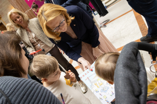 Zweite Nationalratspräsidentin Doris Bures (SPÖ) mit Kindern