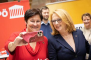 Von rechts: Zweite Nationalratspräsidentin Doris Bures (SPÖ) mit Nationalratsabgeordneter Petra Bayr (SPÖ)