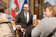 Bundesratspräsident Günter Kovacs im Gespräch mit Besucher:innen im neuen Bundesratssaal