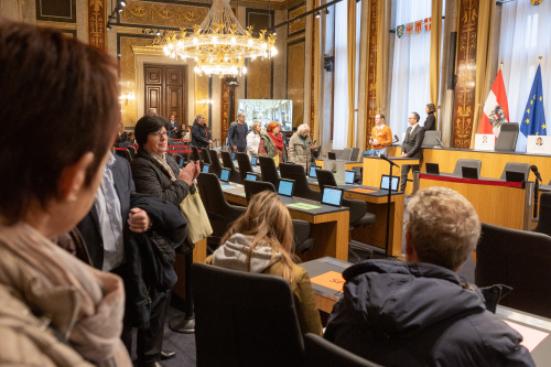 Bundesratspräsident Günter Kovacs im Gespräch mit Besucher:innen im neuen Bundesratssaal
