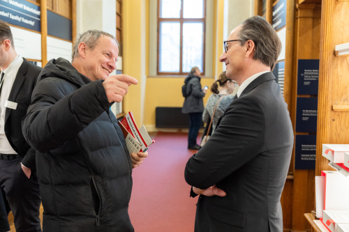 Bundesratspräsident Günter Kovacs im Gespräch mit Besucher:innen