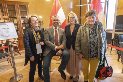 Zweite Nationalratspräsdientin Doris Bures (SPÖ) besucht Dritten Nationalratspräsidenten Norbert Hofer (FPÖ) in seinen Räumlichkeiten
