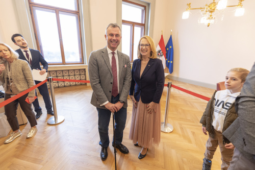 Zweite Nationalratspräsdientin Doris Bures (SPÖ) besucht Dritten Nationalratspräsidenten Norbert Hofer (FPÖ) in seinen Räumlichkeiten