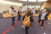 Besucher:innen im neuen Ausschusslokal Erwin Schrödinger unter dem Nationalratssaal