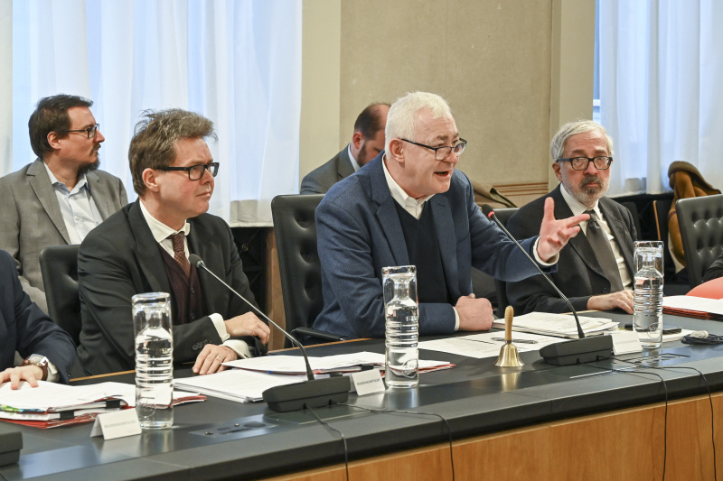 Ausschussobmann Nationalratsabgeordneter Martin Graf (FPÖ) eröffnet die Sitzung