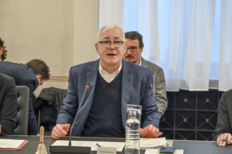 Ausschussobmann Nationalratsabgeordneter Martin Graf (FPÖ) eröffnet die Sitzung