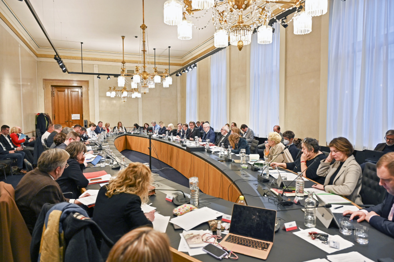 Blick Richtung Ausschussteilnehmer:innen