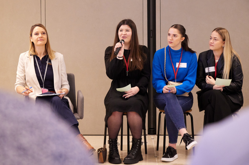 Veranstaltungsteilnehmer:innen stellen Fragen