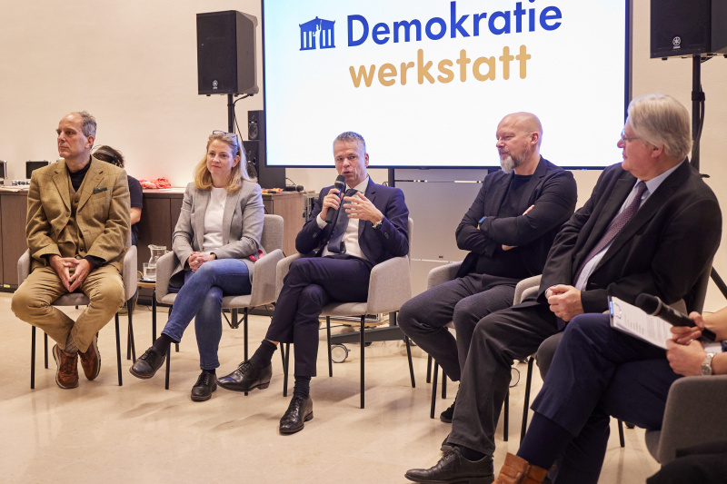 Von links: Bundesrat Johannes Hübner (FPÖ), Klubobfrau Beate Meindl-Reisinger (NEOS), Vizepräsident des Bundesrates Harald Himmer (ÖVP), Vorsitzender der Bundesratsfraktion Marco Schreuder (GRÜNE), Bundesrat Stefan Schennach (SPÖ)