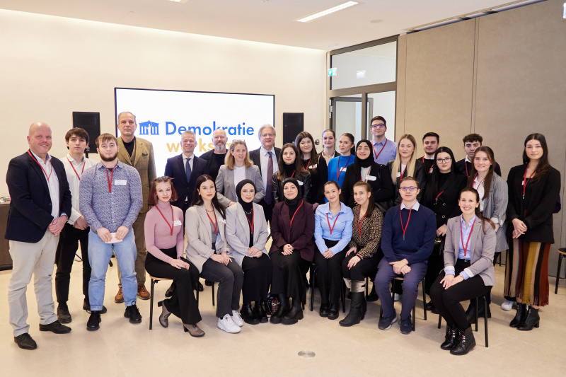 Gruppenfoto mit von links: Bundesrat Johannes Hübner (FPÖ), Vizepräsident des Bundesrates Harald Himmer (ÖVP), Vorsitzender der Bundesratsfraktion Marco Schreuder (GRÜNE), Klubobfrau Beate Meindl-Reisinger (NEOS), Bundesrat Stefan Schennach (SPÖ)