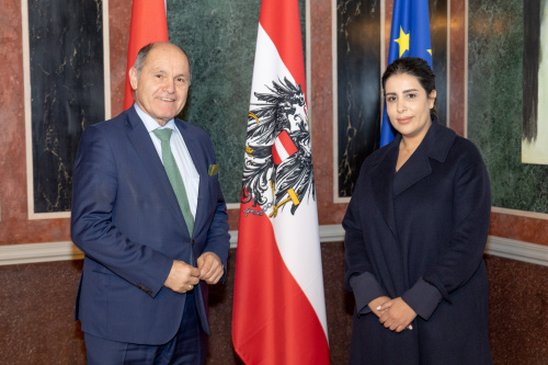 Fahnenfoto, von links: Nationalratspräsident Wolfgang Sobotka (ÖVP), Vorsitzende des Außenpolitischen Ausschusses von Marokko Nadia Bouaida