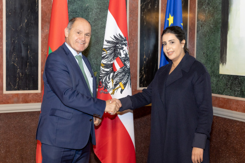 Fahnenfoto, von links: Nationalratspräsident Wolfgang Sobotka (ÖVP), Vorsitzende des Außenpolitischen Ausschusses von Marokko Nadia Bouaida